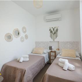 4 bedroom villa with infinity pool, Alcamo, sleeps 6-8